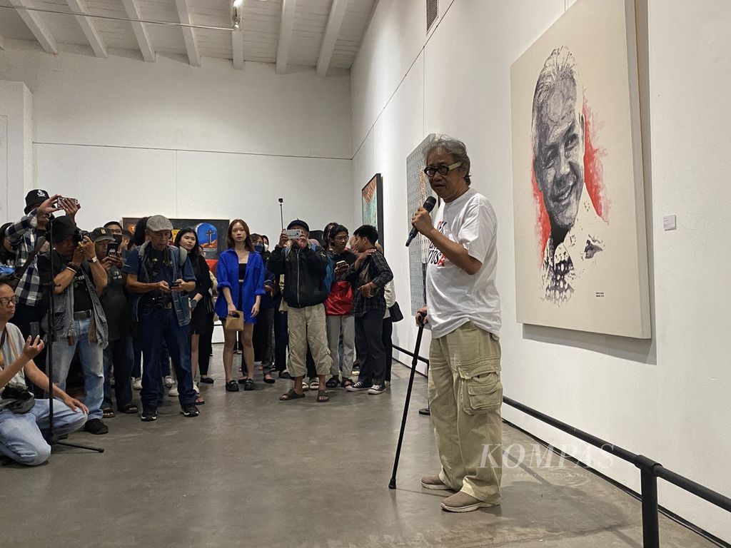 Butet Kartaredjasa (kanan, memegang mikrofon) memberikan sambutan dalam pembukaan pameran seni bertajuk Seni Agawe Santoso di Semarang Contemporary Art Gallery, Kota Semarang, Jawa Tengah, Kamis (23/2/2023). 