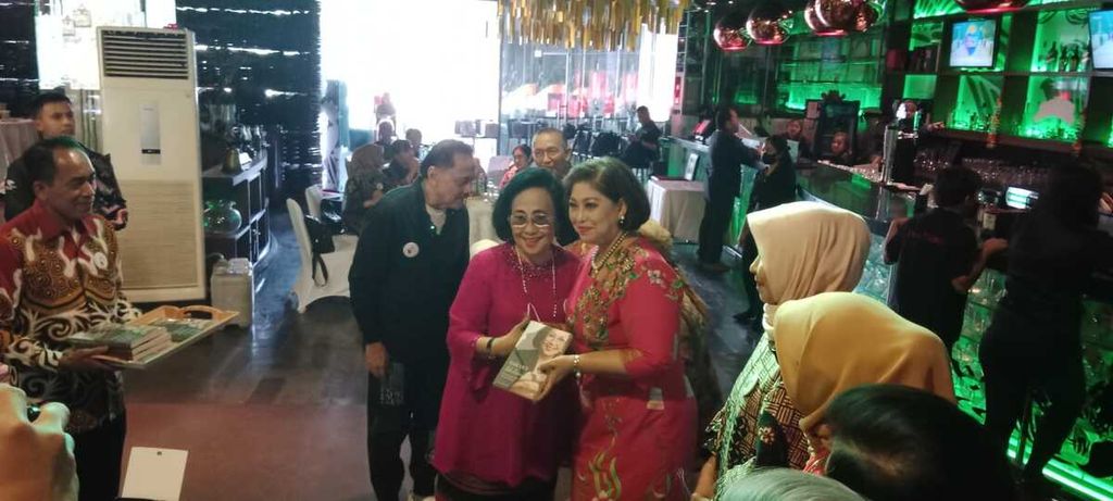Ketua Ikatan Psikologi Olahraga periode 2017-2022 Pusparani Hasjim tengah berfoto bersama dalam acara Literasi Akhir Pekan (Litakan) dengan tema “Psikolog Menulis" di Hotel Sultan, Jakarta, Rabu (22/3/2023).