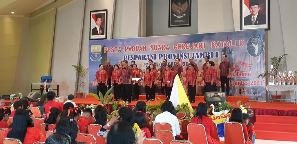 Pesta paduan suara gerejani (pesparani) untuk pertama kalinya digelar di Provinsi Jambi, Sabtu-Minggu (19-20/10/2019). Tampak para peserta kontingen dalam pembukaan pesparani di Markas Korem 042/Garuda Putih Jambi.