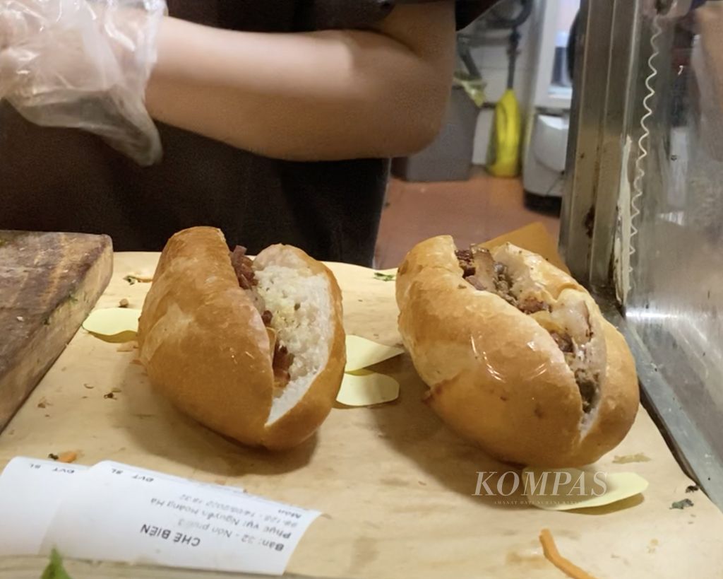 Banh Mi yang dijual di kawasan Old Quarter, Hanoi, Vietnam, Sabtu, (14/5/2022). Banh mi merupakan salah satu makanan khas Vietnam yang punya pengaruh dari Perancis. Banh mi berupa roti baguette dengan isian sayur dan daging.