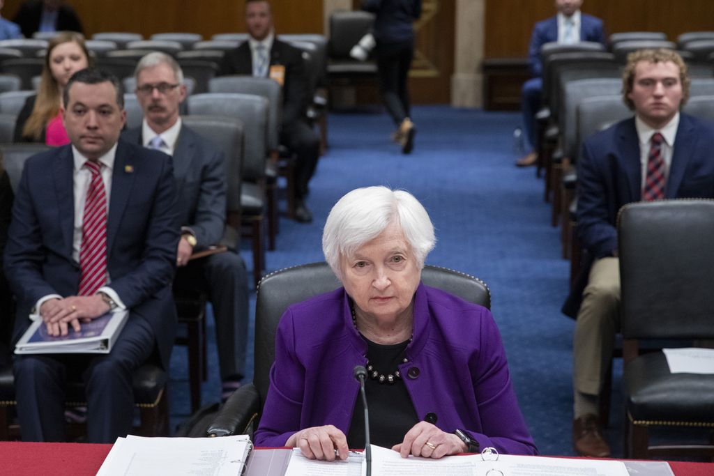 Menteri Keuangan AS Janet Yellen (tengah) mendengarkan pertanyaan para anggota Senat AS dalam rapat dengar pendapat Subkomisi Kepantasan Senat pada Layanan Keuangan dan Pemerintahan Umum guna memeriksa estimasi dan justifikasi tahun anggaran 2024 di Capitol, Washington DC, AS, Rabu (22/3/2023). 