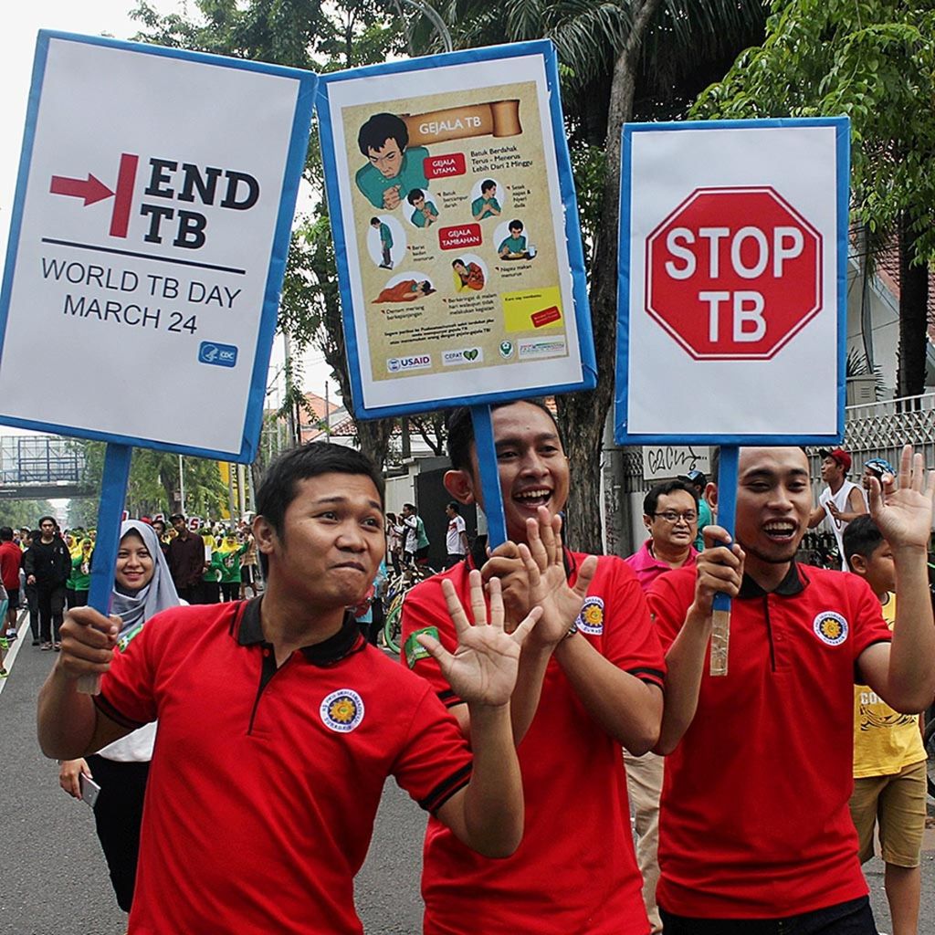 Los jefes regionales de Aisyiyah Surabaya socializan los riesgos de la TB (TB) para los residentes en el Día libre de vehículos motorizados Surabaya, Java Oriental, el domingo (19/3).