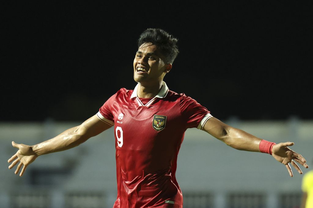 Pesepak bola Timnas U-23 Indonesia Ramadhan Sananta berselebrasi seusai mencetak gol ke gawang Timnas U-23 Malaysia saat pertandingan kualifikasi Grup B Piala AFF U-23 2023 di Rayong Provincial Stadium, Thailand, Jumat (18/8/2023).