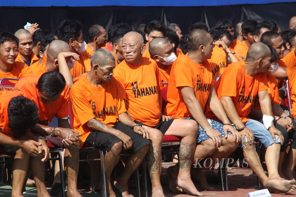 The North Sumatra Regional Police showed hundreds of drug crime perpetrators who were arrested in several areas in Medan on Tuesday (14/5/2024). The police arrested 2,365 perpetrators with evidence of 419.20 kilograms of methamphetamine throughout 2024.
