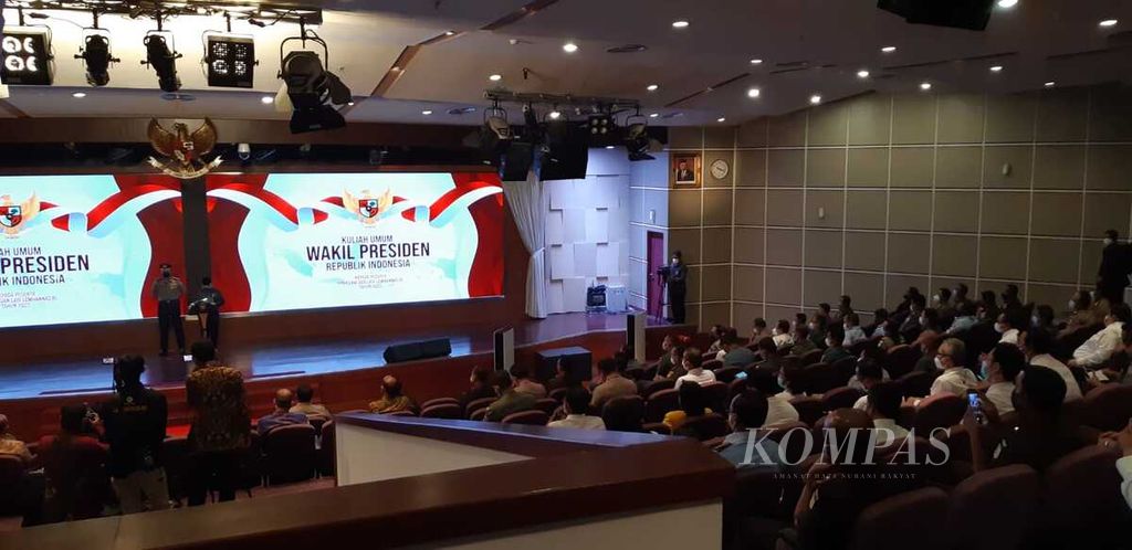 Wakil Presiden Ma’ruf Amin pada acara kuliah umum peserta Program Pendidikan Reguler Angkatan (PPRA) LXIII dan PPRA LXIV Tahun 2022 di Ruang Auditorium Gajah Mada, Gedung Pancagatra, Lembaga Ketahanan Nasional (Lemhannas) Republik Indonesia, Jakarta, Selasa (7/6/2022).