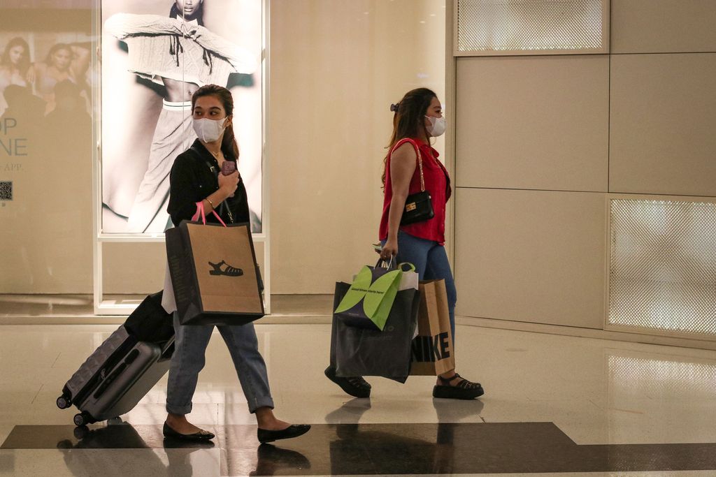 Pengunjung mal menenteng tas belanjaan di Grand Indonesia, Jakarta, Sabtu (18/3/2023). Sebagian orang mampu menghabiskan uangnya untuk berbelanja barang mewah untuk membuat mereka bahagia dan dipamerkan di media sosial.