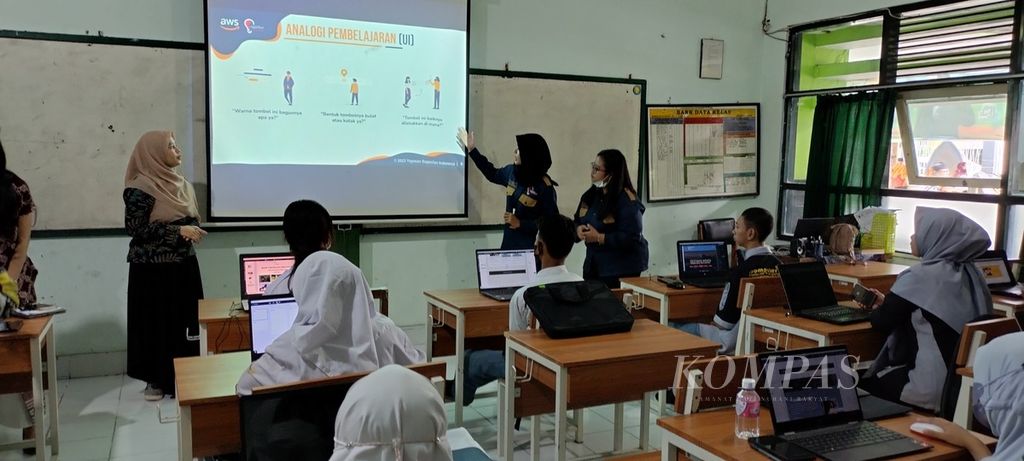 Pelajar dan guru di Daerah Istimewa Yogyakarta mendapatkan pelatihan dasar-dasar web dan komputasi awan lewat program Laptop for Builders yang digagas AWS di MAN 1 Yogyakarta, Selasa (14/2/2022). Bekal keterampilan digital semakin dibutuhkan generasi muda untuk meningkatkan daya saing di dunia kerja dan menambah talenta digital Indonesia.