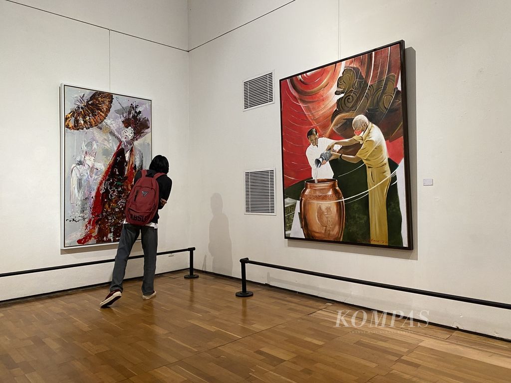 Pengunjung menikmati pameran seni rupa bertajuk Seni Agawe Santoso di Semarang Contemporary Art Gallery, Kota Semarang, Jawa Tengah, Kamis (23/2/2023). Dalam pameran itu, ada 45 seniman yang ikut serta. Mereka memamerkan 65 karya. Pameran itu akan digelar hingga 24 Maret mendatang.