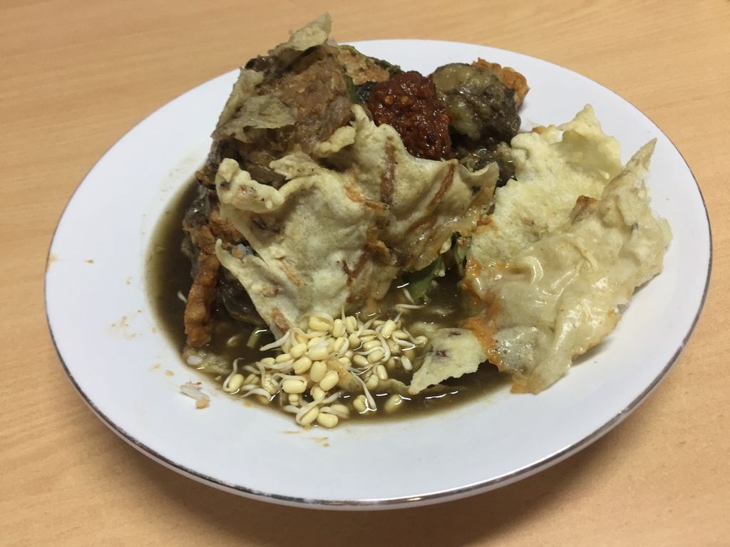 Menu nasi pecel rawon kreasi Warung Nasi Rawon Campur Pecel Ibu City Surabaya, Jalan Dharmawangsa, Surabaya, Jawa Timur. Menu ini merupakan kuliner fusi dari tlatah budaya Mataraman dan Arekan.