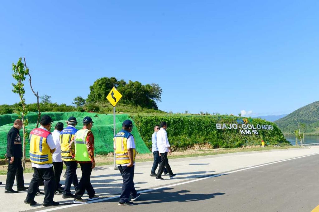 Presiden Joko Widodo mencoba berjalan di Jalan Akses Labuan Bajo-Golo Mori di KM.16, Kabupaten Manggarai Barat, Nusa Tenggara Timur, Selasa (14/3/2023). Jalan akses ini diresmikan Presiden Jokowi dengan harapan bisa mendukung pengembangan destinasi wisata superprioritas ini. 