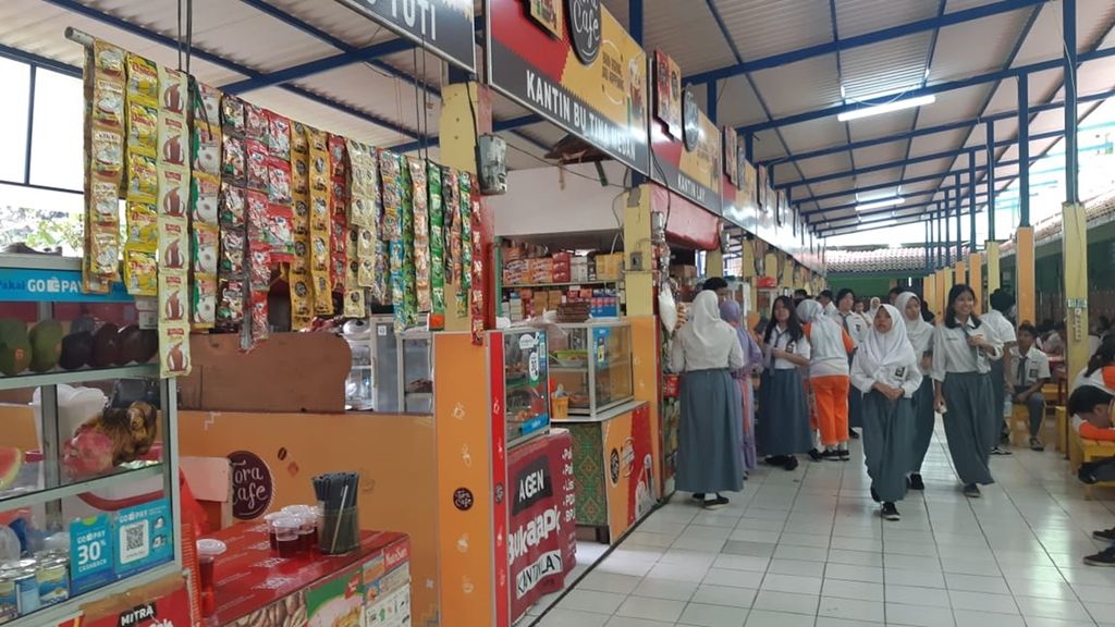 Suasana kantin sekolah SMAN 78 Jakarta ketika waktu istirahat berlangsung. Kantin sehat dan aman perlu diterapkan dengan optimal dalam sistem pembelajaran tatap muka yang berlangsung di tengah pandemi Covid-19.