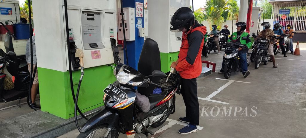 Pengguna sepeda motor mengisi bahan bakar jenis Pertalite di sebuah SPBU di Yogyakarta, Selasa (5/4/2022). 