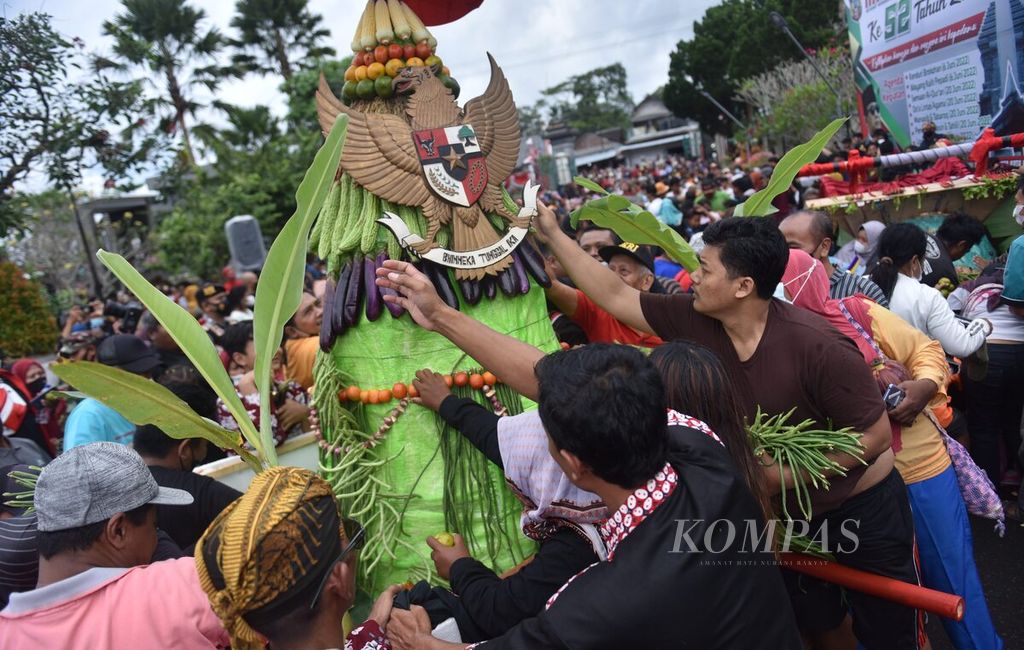 Warga berebut hasil bumi yang ada di gunungan di Kompleks Makam Bung Karno saat prosesi Grebeg Pancasila, Kota Blitar, Jawa Timur, Rabu (1/6/2022). 