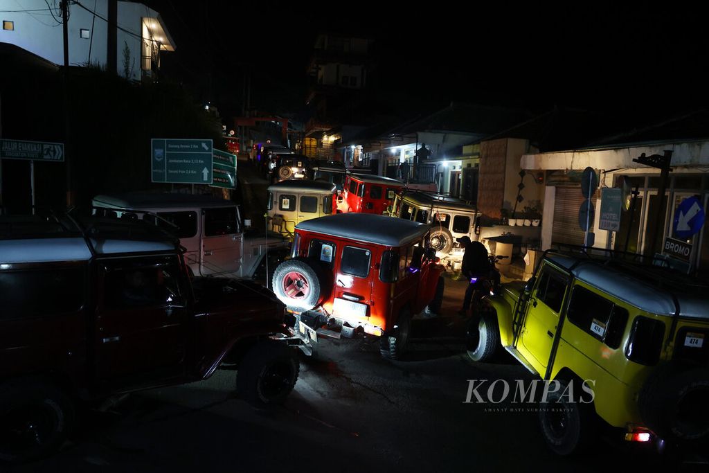 Jip wisata yang mengantre saat akan masuk ke Taman Nasional Bromo Tengger Semeru (TNBTS) di Kabupaten Probolinggo, Jawa Timur, Rabu (30/7/2025). 