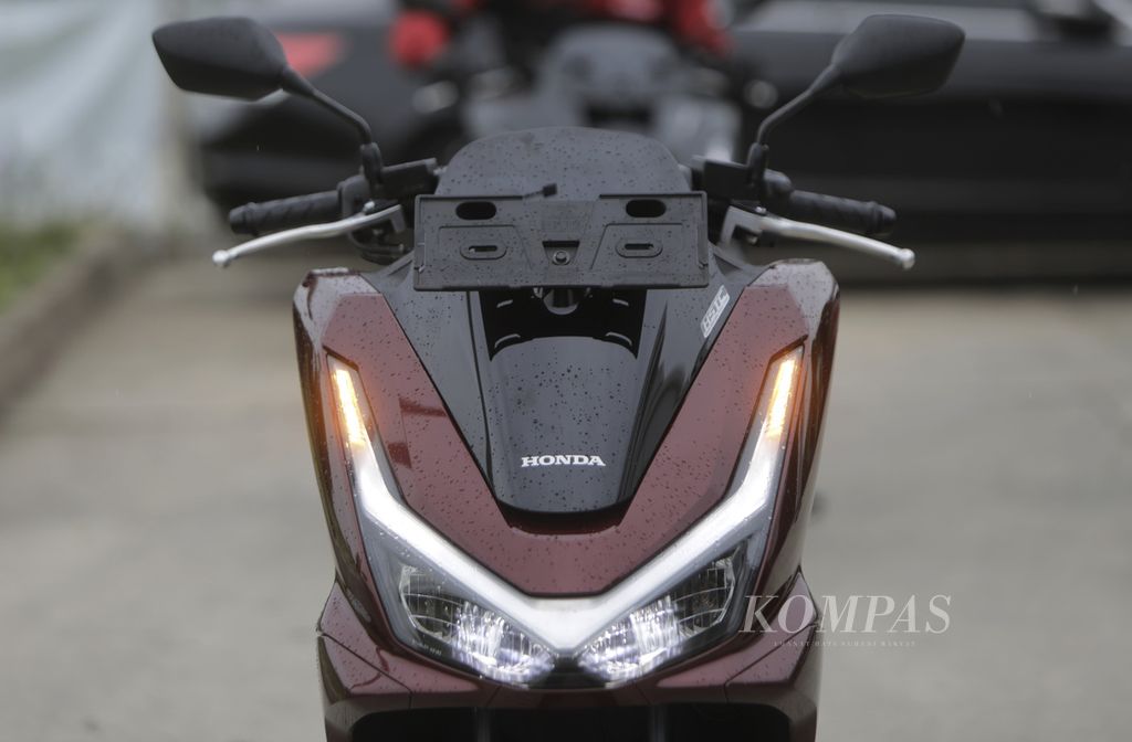 Tampilan lampu depan New Honda PCX160 tipe RoadSync.