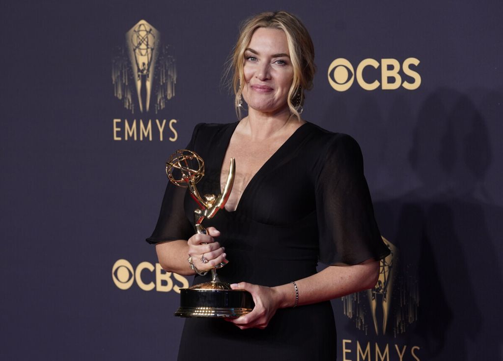 Kate Winslet berpose dengan trofi Emmy Award atas perannya dalam film <i>Mare of Easttown</i> dalam malam penganugerahan 73rd Primetime Emmy Awards di Los Angeles, Amerika Serikat, Minggu (19/9/2021).