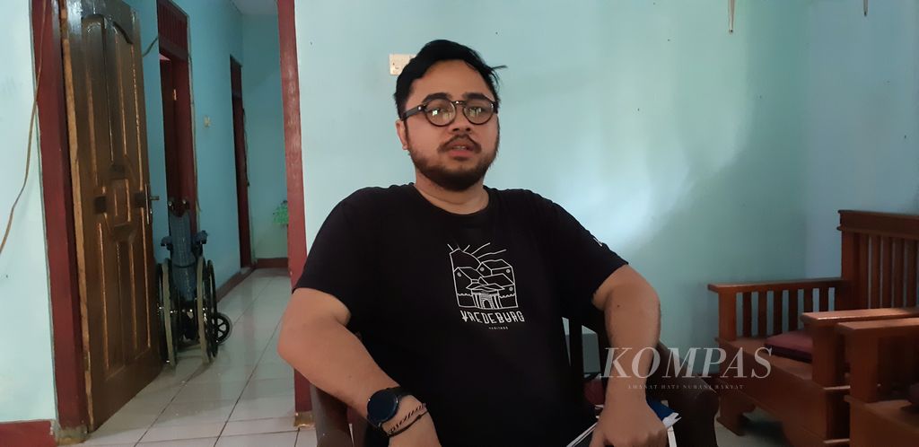 Leonardus Dewala (32) menyatakan tak terima dengan sebutan predator aplikasi kencan di rumahnya di Kabupaten Magelang, Jawa Tengah, Senin (21/3/2022).