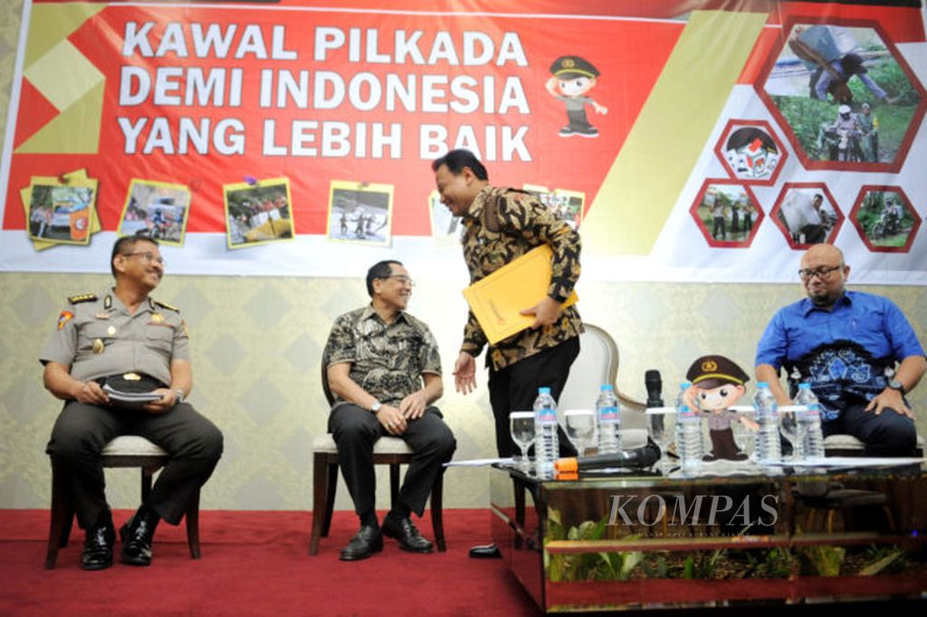 Diskusi Pasca Pilkada - (dari kiri ke kanan) Kepala Bagian Perencanaan Biro Operasi Asisten Operasi (Asops) Kapolri, Kombes Polisi Edi Setio Budi Santoso, Anggota Komisi II DPR Firman Soebagyo, Ketua Badan Pengawas Pemilu (Bawaslu) Abhan, dan Komisioner Komisi Pemilihan Umum (KPU) Ilham Saputra menjadi nara sumber dalam diskusi Kawal Pilkada Demi Indonesia Yang Lebih Baik di hotel Amaroossa Cosmo, Jakarta Selatan, Kamis (19/7). Kegiatan tersebut menjadi salah satu media evaluasi untuk kelancaran pelaksanaan Pilkada di masa yang akan datang.