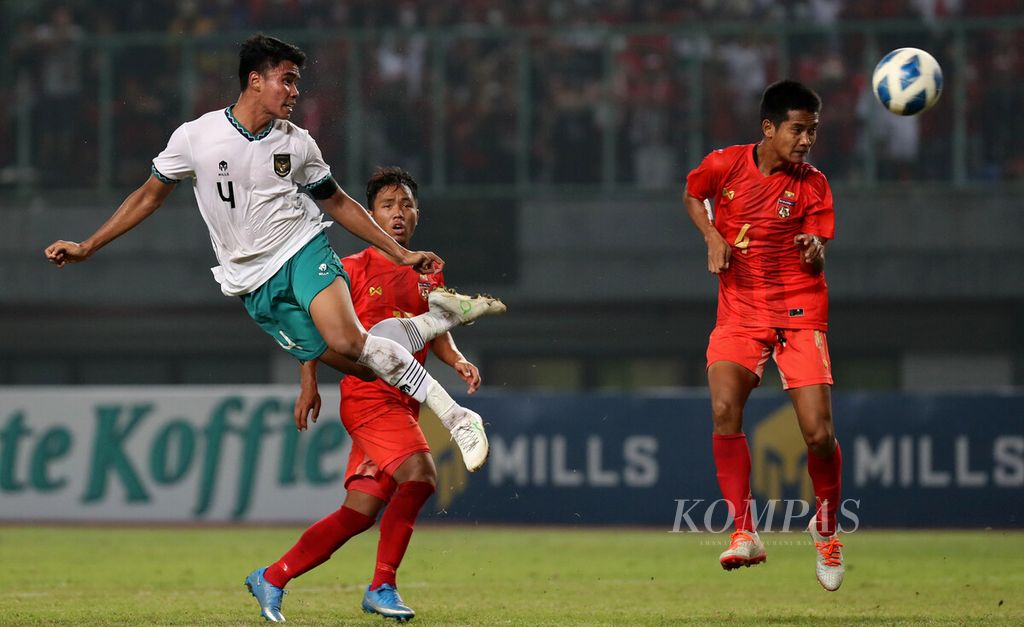 Sundulan Kapten Tim Nasional U-19 Muhammad Ferarri yang berhasil menjebol gawang Tim Nasional Myanmar di Stadion Patriot Chandrabhaga, Bekasi, Jawa Barat, Minggu (10/7/2022). Meski berhasil membantai Mynamar dengan skor 5-1, langkah Tim Nasional terhenti karena hasil pertandingan Thailand versus Vietnam pada waktu yang sama di Stadion Madya Senayan berakhir seri dengan skor 1-1. 