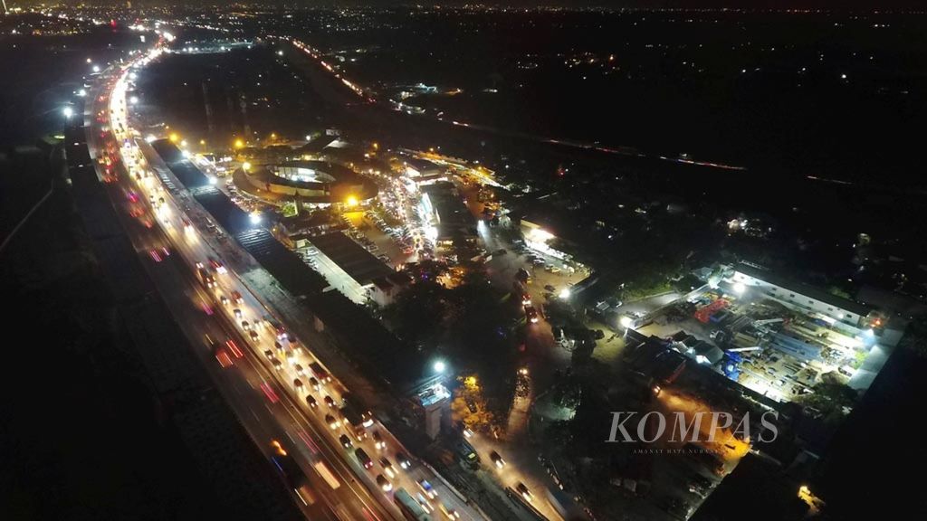 Potret dari udara kondisi arus lalu lintas di jalan Tol Jakarta Cikampek KM 39 Pasiranji, Cikarang Pusat, Jawa Barat, Akhir Desember 2018.