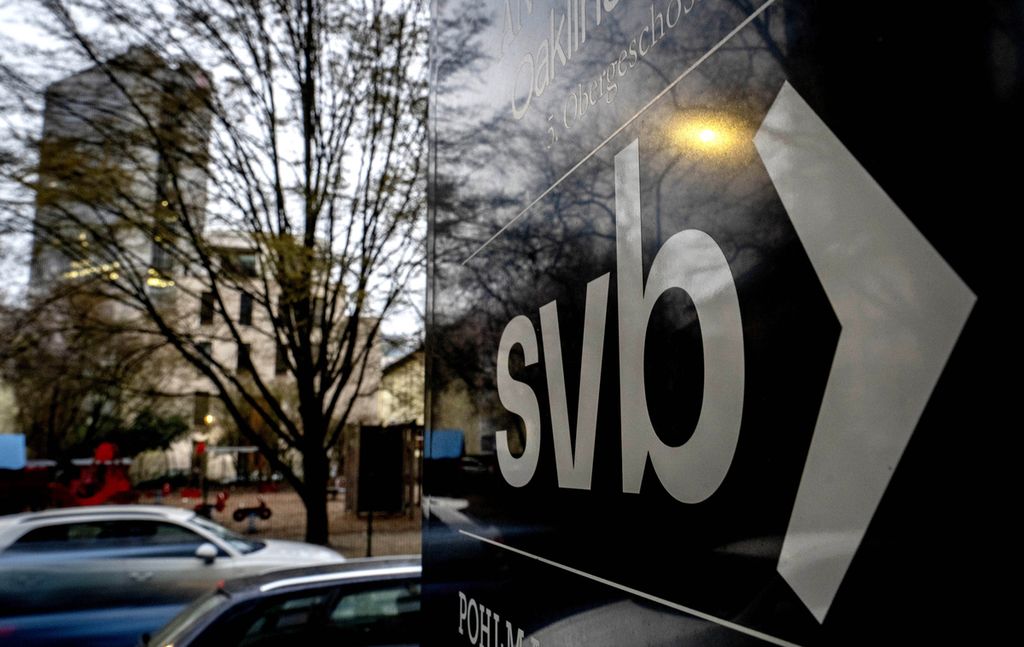 Papan penanda kantor cabang Silicon Valley Bank di Frankfurt, Jerman, Senin 13 Maret 2023.