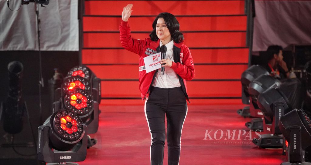 Ketua Dewan Pembina Partai Solidaritas Indonesia (PSI) Grace Natalie menyapa para kader menjelang berpidato dalam Kopi Darat Nasional (Kopdarnas) PSI di Tennis Indoor, Kompleks Gelora Bung Karno (GBK), Jakarta, 22 Agustus 2023. 