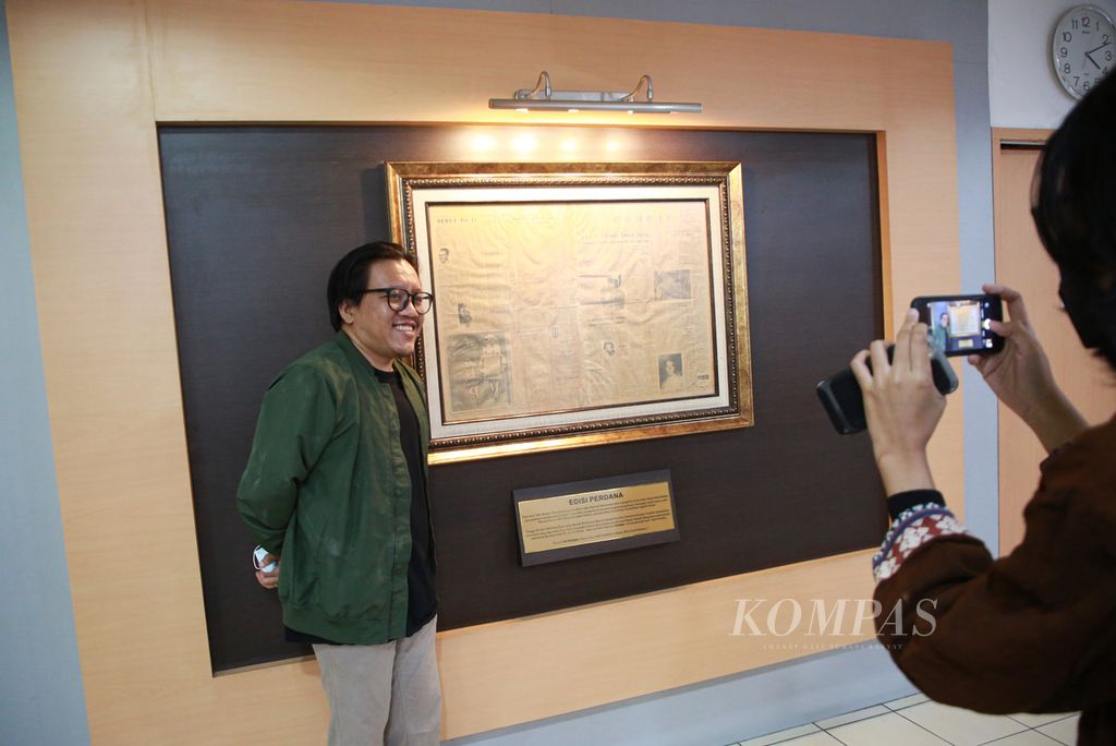 Ancha, kolektor NFT (singkatan dari <i>non-fungible token</i>) edisi perdana harian <i>Kompas,</i> berfoto dengan koran harian<i> Kompas</i> edisi perdana dalam pertemuan para kolektor #NFTKompas di Harian Kompas di Jakarta, Selasa (6/9/2022). Sebanyak 57 arsip berita halaman depan harian kompas dalam bentuk NFT dikoleksi oleh para kolektor di dalam rantai blok (<i>blokchain</i>).