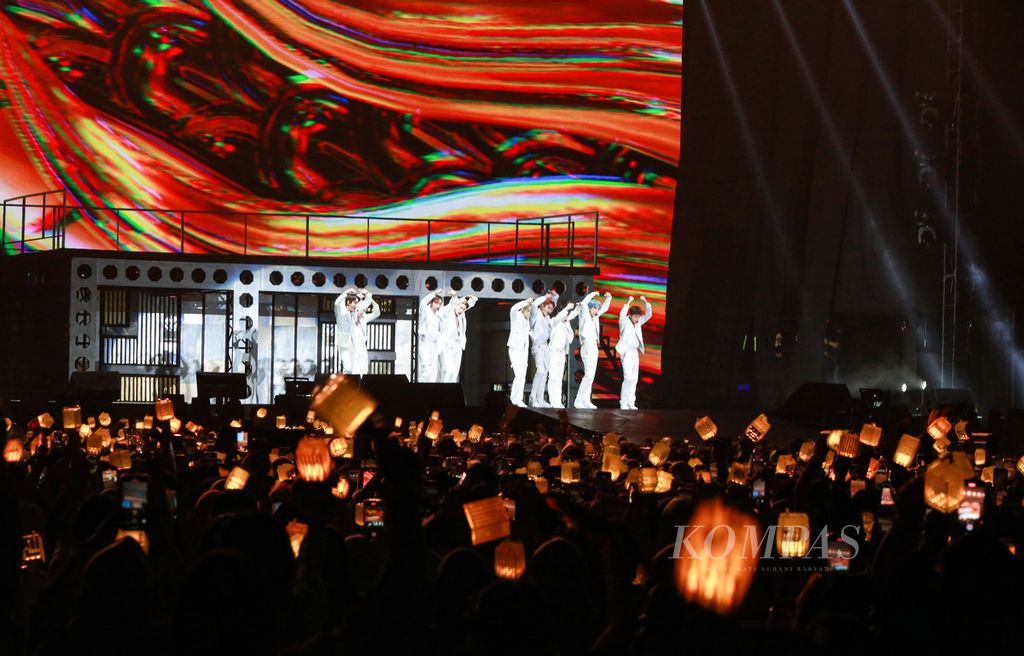 Aksi panggung NCT 127 dalam konser NCT 127 2ND Tour 'Neo City: Jakarta-The Link' di Indonesia Convention Exhibition (ICE), BSD City, Kabupaten Tangerang, Banten, Jumat (4/11/2022) malam.