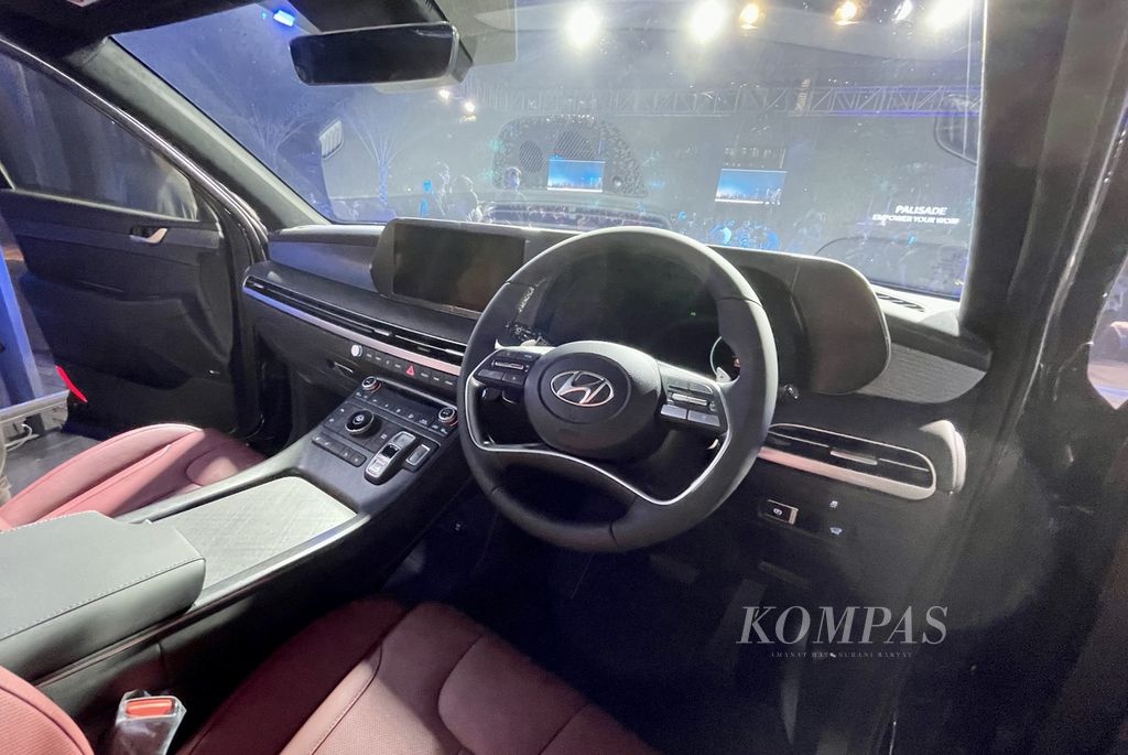 Kabin pengemudi Hyundai Palisade terbaru tak banyak berubah dibandingkan versi terdahulu. Pada bagian dasbor terlihat aksen garis dari penyembur udara yang memanjang. Ukuran layar informasi dan hiburannya membesar menjadi 12,3 inci. Setirnya juga berubah.