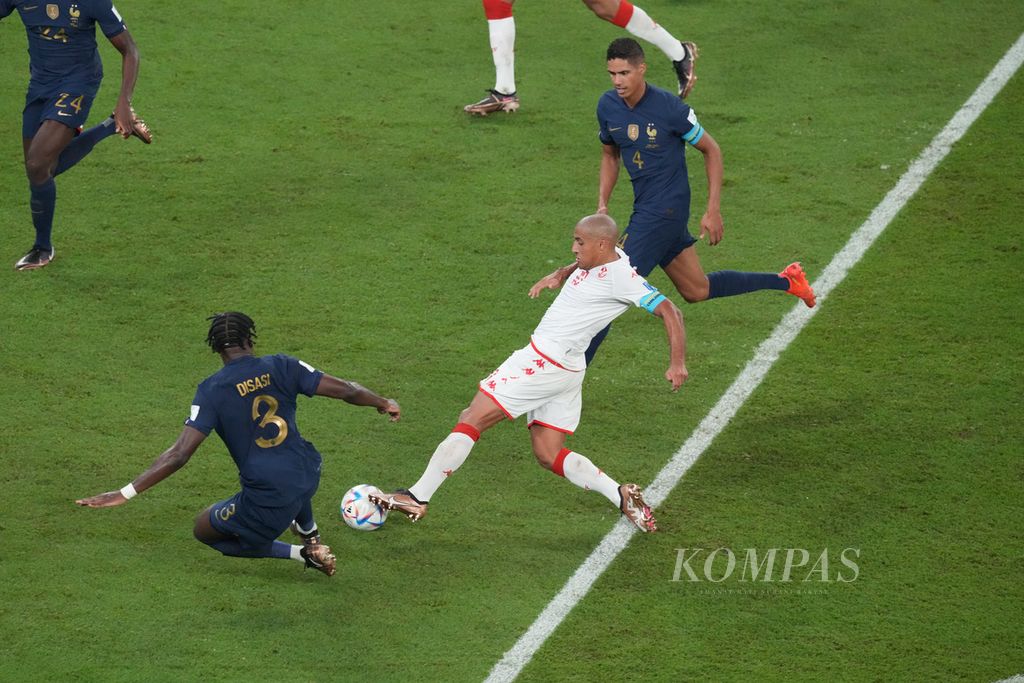 Pemain Tunisia, Wahbi Khazri, mencetak gol ke gawang Perancis di pertandingan terakhir fase Grup D Piala Dunia 2022 di Stadion Education City, Qatar, Rabu (30/11/2022). Meski menang 1-0 atas Perancis, Tunisia tetap gagal melaju ke fase gugur.