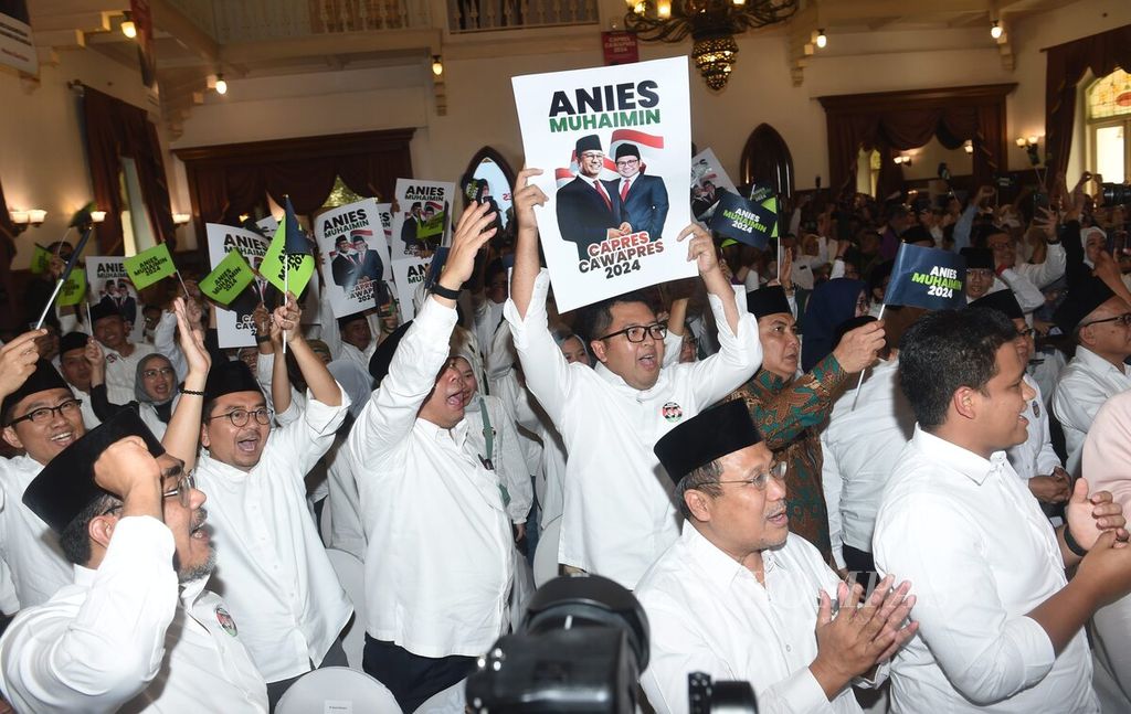 Para pendukung membawa poster saat Deklarasi Capres dan Cawapres 2024 oleh Koalisi Perubahan untuk Persatuan (KPP) di Hotel Majapahit, Surabaya, Sabtu (2/9/2023). Partai Kebangkitan Bangsa (PKB) menerima tawaran Partai Nasdem untuk memasangkan Anies Baswedan sebagai bakal calon presiden dengan Muhaimin Iskandar sebagai bakal calon wakil presiden. 