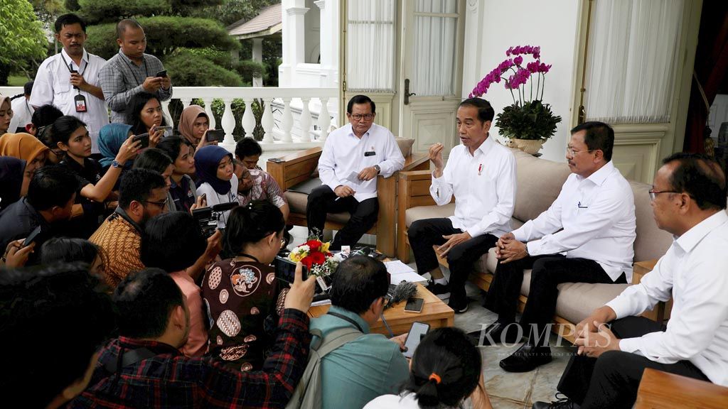 https://assetd.kompas.id/4D0DnPQMCGIec71PdSXsfWa2kvg=/1024x576/filters:watermark(https://cdn-content.kompas.id/umum/kompas_main_logo.png,-16p,-13p,0)/https%3A%2F%2Fkompas.id%2Fwp-content%2Fuploads%2F2020%2F03%2F20200303_ENGLISH-SERIAL-COVID-19_B_web_1583245380.jpg