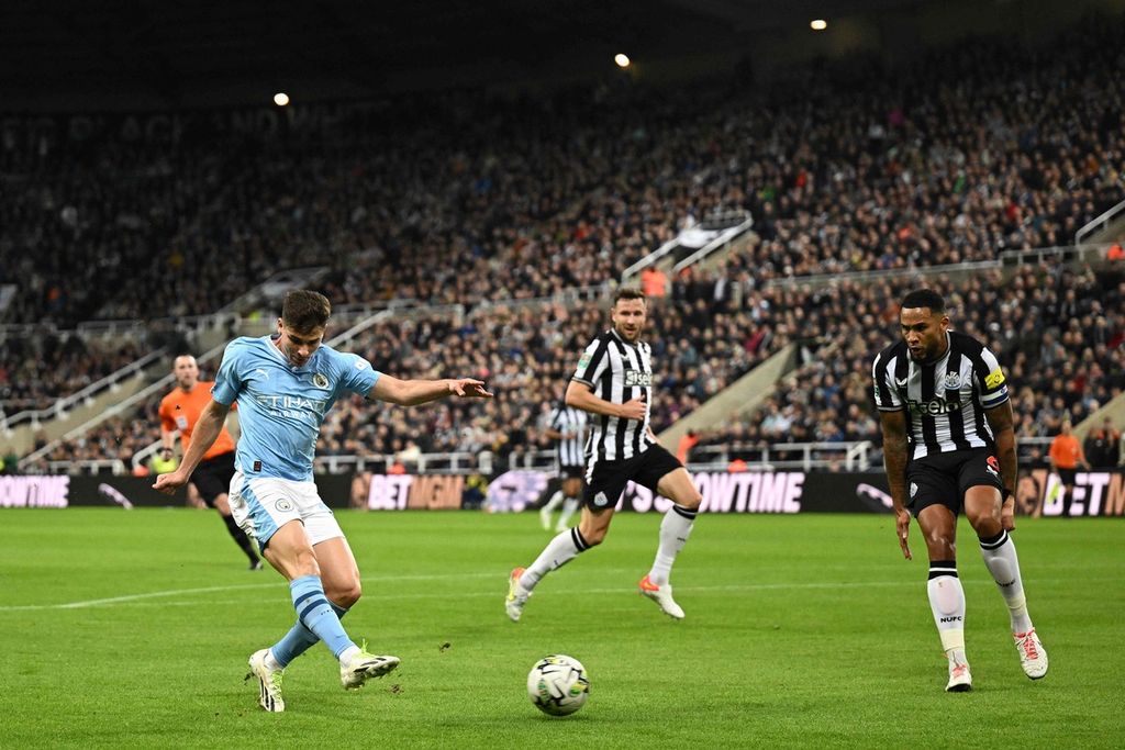 Manchester City player Julian Alvarez (left) took a shot at Newcastle United's goal but failed to score in the English League Cup match at St James' Park Stadium, Newcastle, early Thursday morning (28/9/2023). Newcastle won the match 1-0.