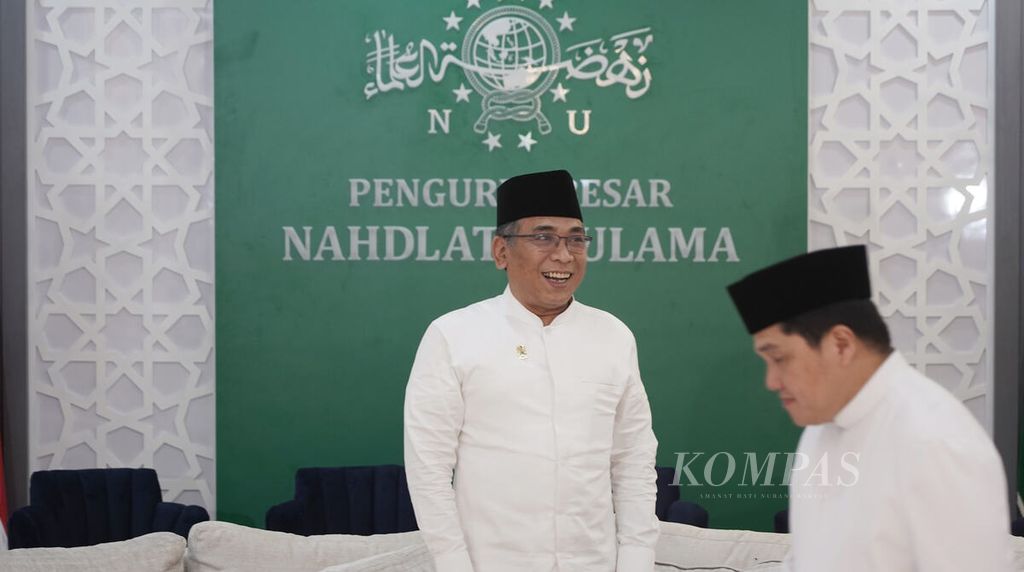 Ketua Umum Pengurus Besar Nahdlatul Ulama (PBNU) Yahya Cholil Staquf (kiri) dan Ketua Pengarah Resepsi Puncak Satu Abad Nahdlatul Ulama Erick Thohir menjelang konferensi pers Resepsi Puncak Satu Abad Nahdlatul Ulama di Kantor Pusat PBNU, Jakarta, Jumat (27/1/2023). Acara Puncak Resepsi Puncak Satu Abad Nahdlatul Ulama ini akan diselenggarakan di Stadion Gelora Delta Sidoarjo, Sidoarjo, Jawa Timur, pada Senin (6/2/2023) dan Selasa (7/2/2023).