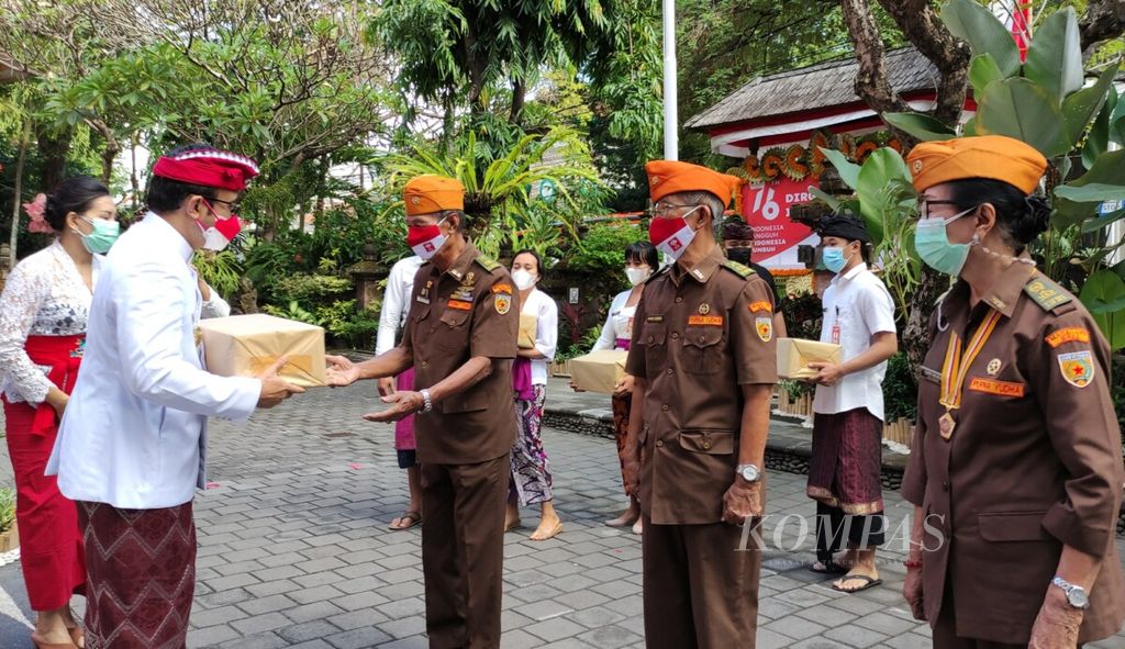 https://assetd.kompas.id/4FngefLc1cYg6jDHP0ZkWygfjPY=/1024x591/filters:watermark(https://cdn-content.kompas.id/umum/kompas_main_logo.png,-16p,-13p,0)/https%3A%2F%2Fkompas.id%2Fwp-content%2Fuploads%2F2021%2F08%2F20210817coke-hut-kemerdekaan-indonesia_1629203677.jpg