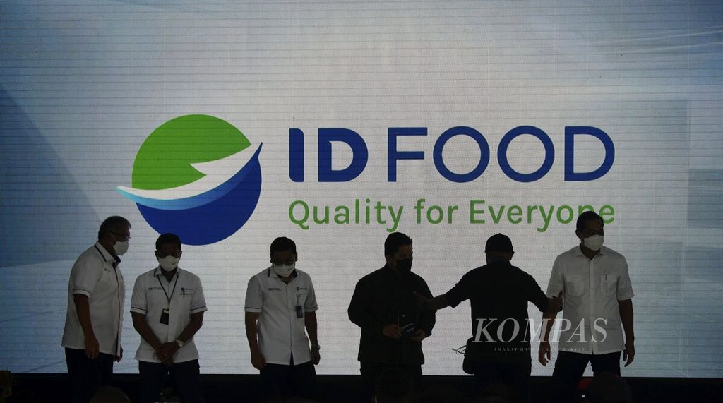 Nama dan logo baru ID Food ditampilkan pada layar saat peluncuran ID Food, Holding Badan Usaha Milik Negara (BUMN) Kluster Pangan, oleh Menteri BUMN Erick Thohir di kawasan Kota Tua, Jakarta, Rabu (12/1/2022).