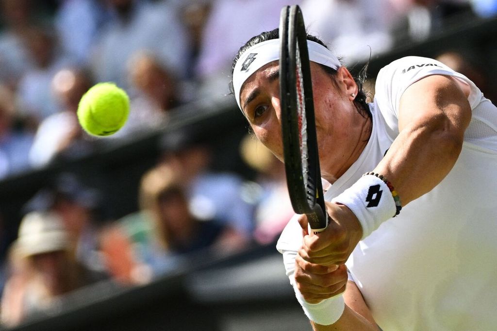 Petenis Tunisia, Ons Jabeur, beraksi melawan petenis Jerman, Tatjana Maria, dalam pertandingan semifinal Wimbledon di All England Tennis Club, Wimbledon, Kamis (7/7/2022). Jabeur mengalahkan Maria, 6-2, 3-6, 6-1. 
