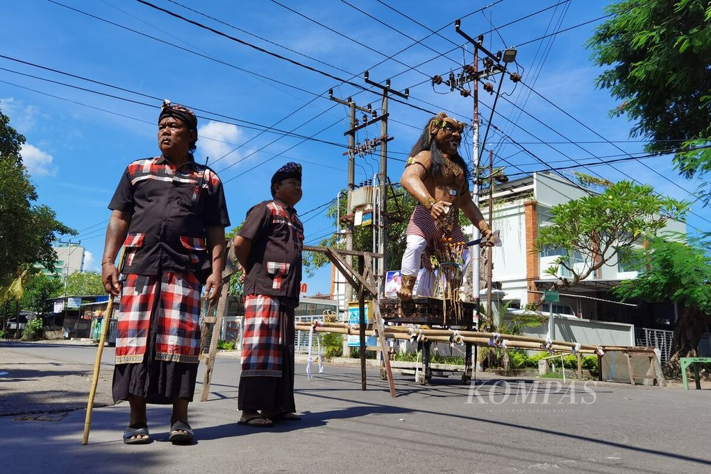 Para pecalang berjaga di Lingkungan Banjar Mantri, Kelurahan Cilinaya, Kecamatan Cakranegara, Kota Mataram, Nusa Tenggara Barat, Rabu (22/3/2023). Hal itu untuk memastikan umat Hindu yang tinggal di lingkungan tersebut bisa menjalani catur bratha penyepian dalam rangka hari raya Nyepi Tahun Baru Saka 1945 dengan khidmat.