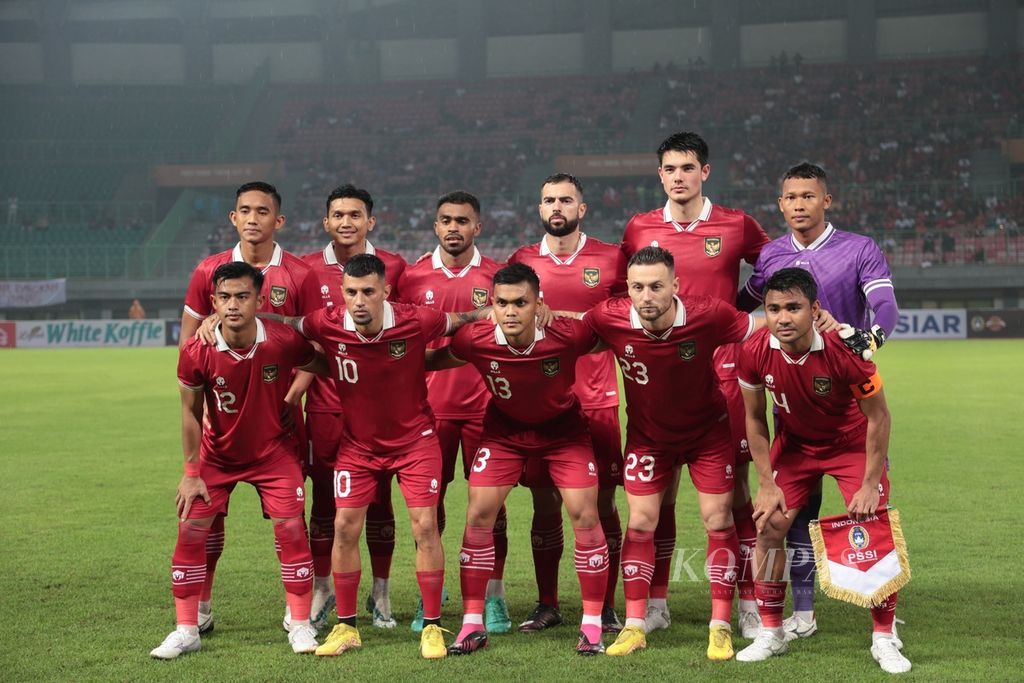 Tim nasional Indonesia berfoto sebelum melawan Burundi dalam laga FIFA Match Day di Stadion Patriot Candrabhaga, Bekasi, Jawa Barat, Sabtu (25/3/2023).