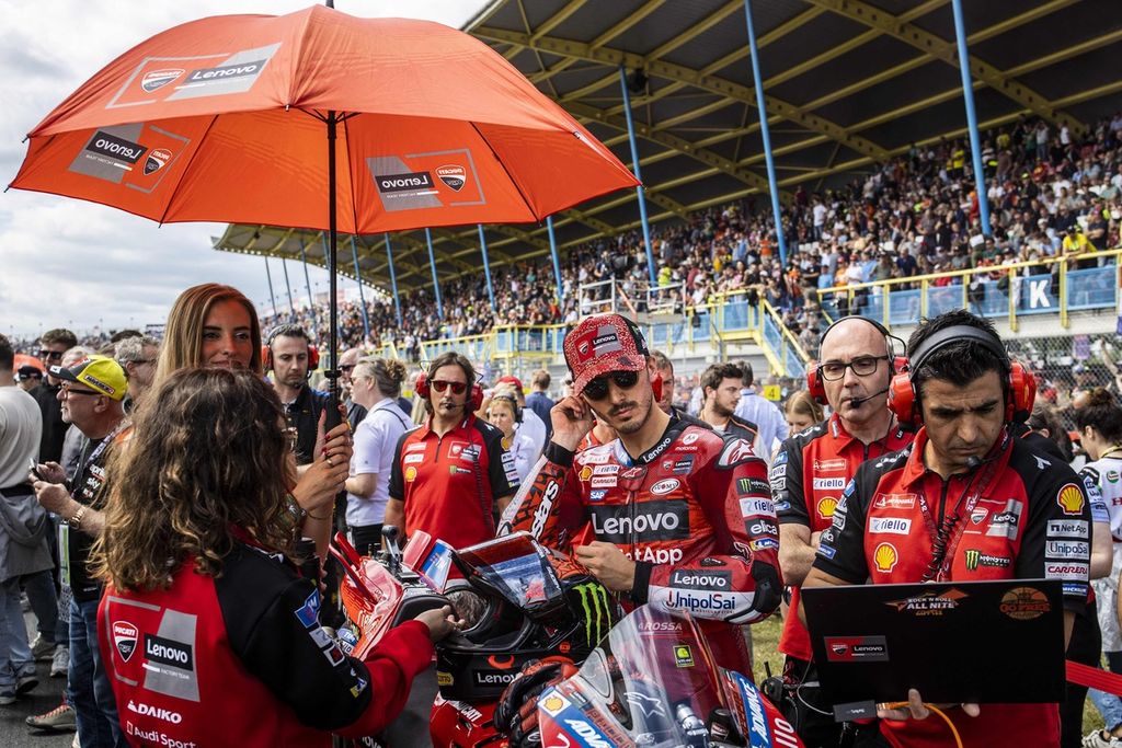 Pebalap Ducati Lenovo, Francesco Bagnaia, bersiap di garis start sebelum dimulainya Grand Prix MotoGP seri Belanda di Sirkuit Assen, Minggu (30/6/2024).