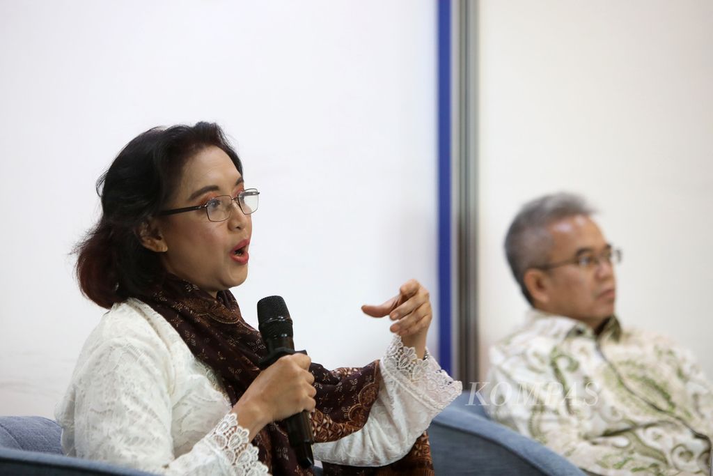 Pengajar senior Departemen Sosiologi Fakultas Ilmi Sosial dan Ilmu Politik Universitas Indonesia, Meuthia Ganie-Rochman, dan cendekiawan Yudi Latif (kanan) menjadi narasumber dalam webinar bertajuk "Kemajuan Teknologi, Humanisasi, atau Dehumanisasi?" di Kantor Redaksi Harian <i>Kompas</i>, Jakarta, Selasa (27/6/2023). 