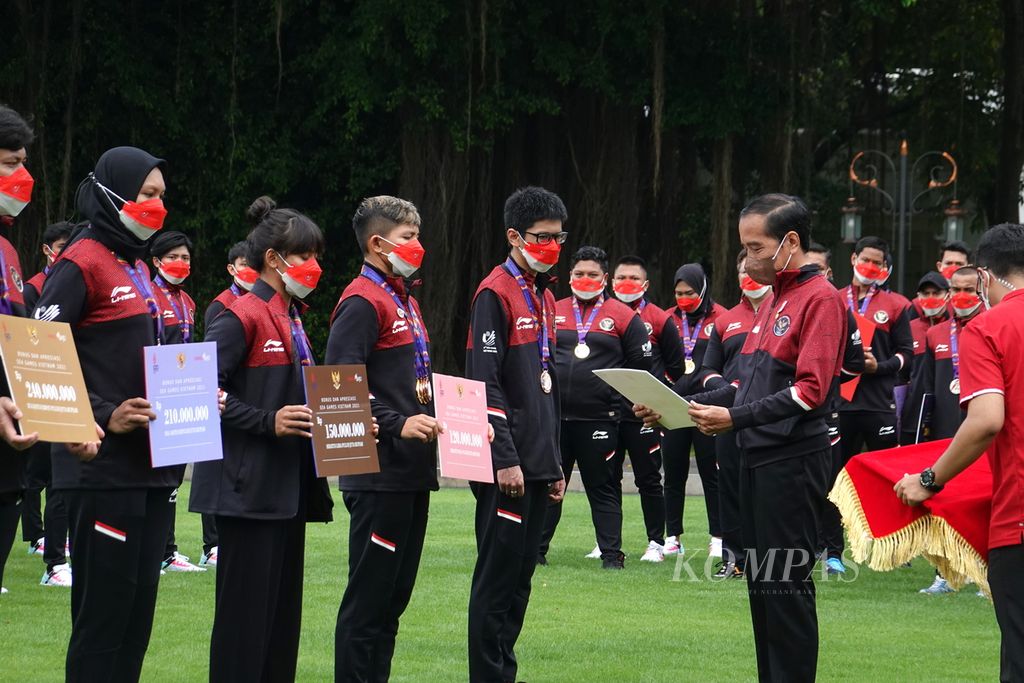 Presiden Joko Widodo mengucapkan selamat dan memberikan bonus kepada atlet peraih medali dari Tim 31st Sea Games Vietnam 2021 Tahun 2022 di halaman depan Istana Merdeka, Senin (13/6/2022). Presiden Jokowi menyatakan bangga 82 persen atlet Indonesia yang bertanding di 31st SEA Games Vietnam 2021 Tahun 2022 mendapatkan medali.