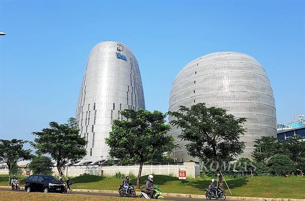 Dua menara kampus Universitas Multimedia Nusantara di Gading Serpong, Banten, yang berkonsep gedung hijau.  