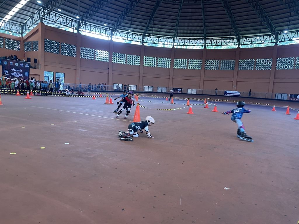 Peserta lomba terjatuh saat mengikuti <i>skate cross</i> Jakarta Inline Freestyle Challenge 2023 di Jakarta International Roller Track Arena, Sunter, Jakarta Utara, Minggu (28/5/2023).