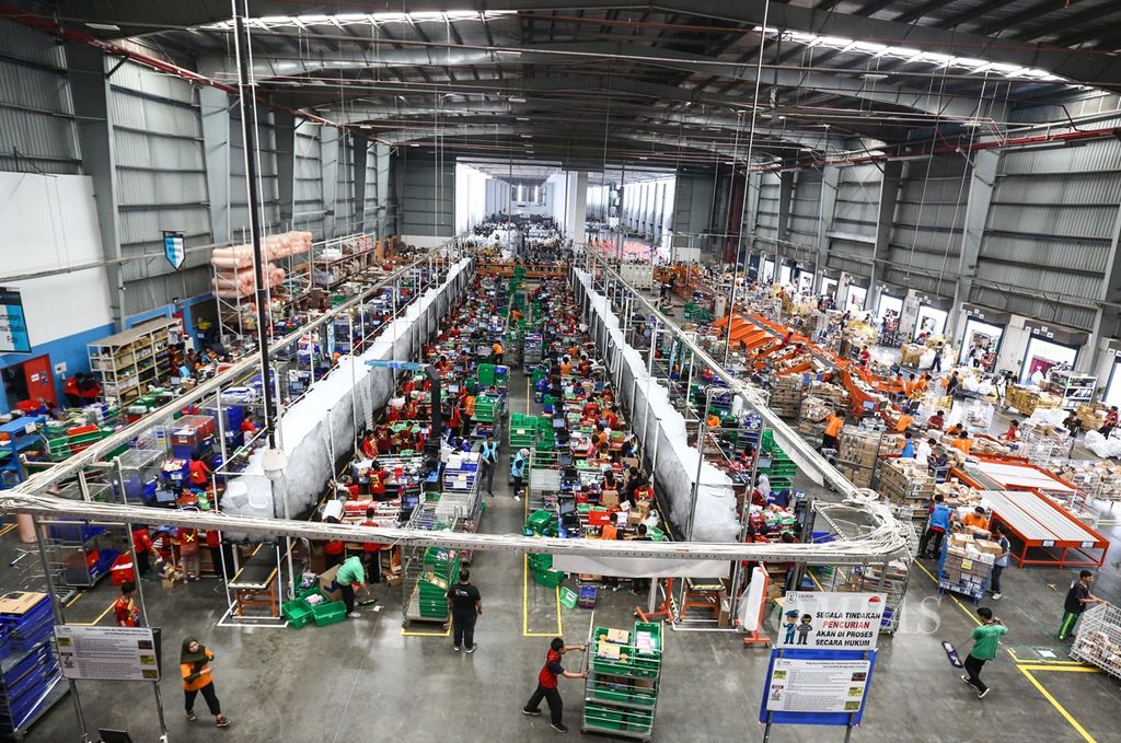 Kesibukan pekerja di gudang Lazada di kawasan Cimanggis, Kota Depok, Jawa Barat, November 2019. Gudang seluas 30.000 meter persegi ini menjadi gudang Lazada terbesar di kawasan Asia Tenggara. 