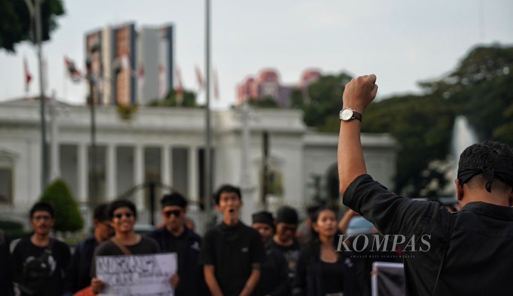 Para aktivis Kamisan bersama mahasiswa Sekolah Tinggi Filsafat Driyarkara menggelar Aksi Kamisan ke-772 di depan Istana Merdeka, Jakarta, Kamis (4/5/2023). Aksi Kamisan ke-772 ini digelar dengan tema Peringatan 25 Tahun Reformasi : Tegakkan Supremasi Hukum dan HAM. Dalam aksi kali ini mereka meminta Pemerintah, khususnya Presiden, untuk benar-benar melaksanakan amanah agenda reformasi tanpa kepentingan politik praktis. Selain itu, mereka juga menuntut Jaksa Agung membentuk Tim Penyidik Ad Hoc untuk menindaklanjuti sejumlah pelanggaran HAM Berat masa lalu yang telah diselidiki Komnas HAM. 