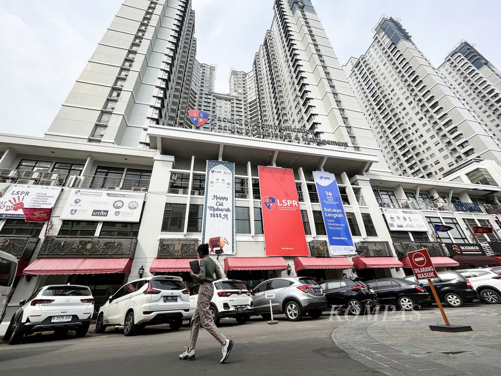 Kampus The London School of Public Relations Jakarta yang berlokasi di kawasan apartemen Sudirman Park, Jakarta, Rabu (10/5/2023). Tak sedikit mahasiswa yang tinggal di apartemen sekitar sebagai tempat tinggal selama kuliah. 