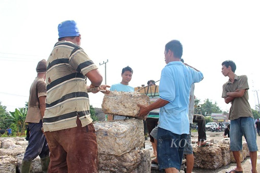 https://assetd.kompas.id/4ROM2E0ra9GvCJIWub_s324EKH0=/1024x682/filters:watermark(https://cdn-content.kompas.id/umum/kompas_main_logo.png,-16p,-13p,0)/https%3A%2F%2Fkompas.id%2Fwp-content%2Fuploads%2F2018%2F07%2F20161108RAM06.jpg