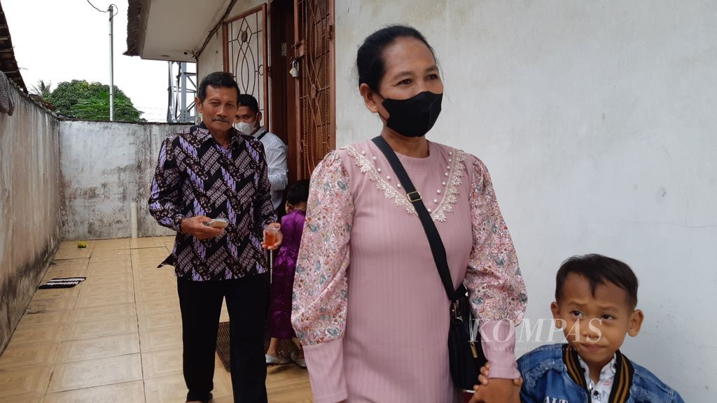 Para jemaat keluar dari Gereja Kristen Kemah Daud di Kecamatan Rajabasa, Kota Bandar Lampung, Minggu (26/2/2023). Hari itu, sekitar 150 orang jemaat gereja menjalani ibadah dengan penjagaan aparat. 