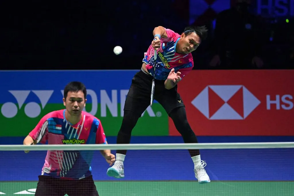 Ganda putra senior Mohammad Ahsan (kanan)/Hendra Setiawan melawan Muhammad Shohibul Fikri/Bagas Maulana dalam laga final All England di Arena Utilita, Birmingham, Inggris, Minggu (20/3/2022). Fikri/Bagas mengalahkan Hendra/Ahsan, 21-19, 21-13.